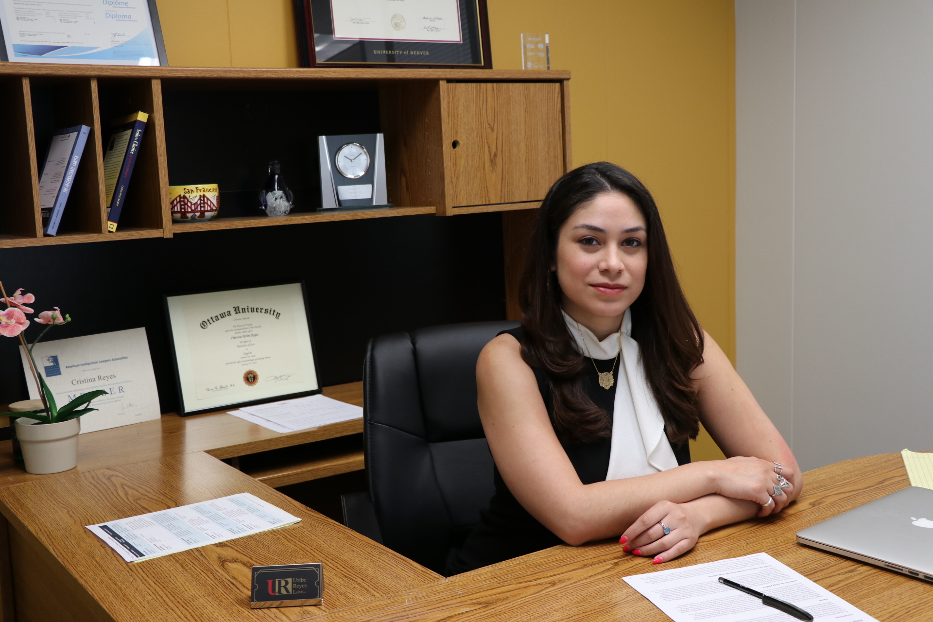 Abogada Cristina Uribe Reyes en su oficina